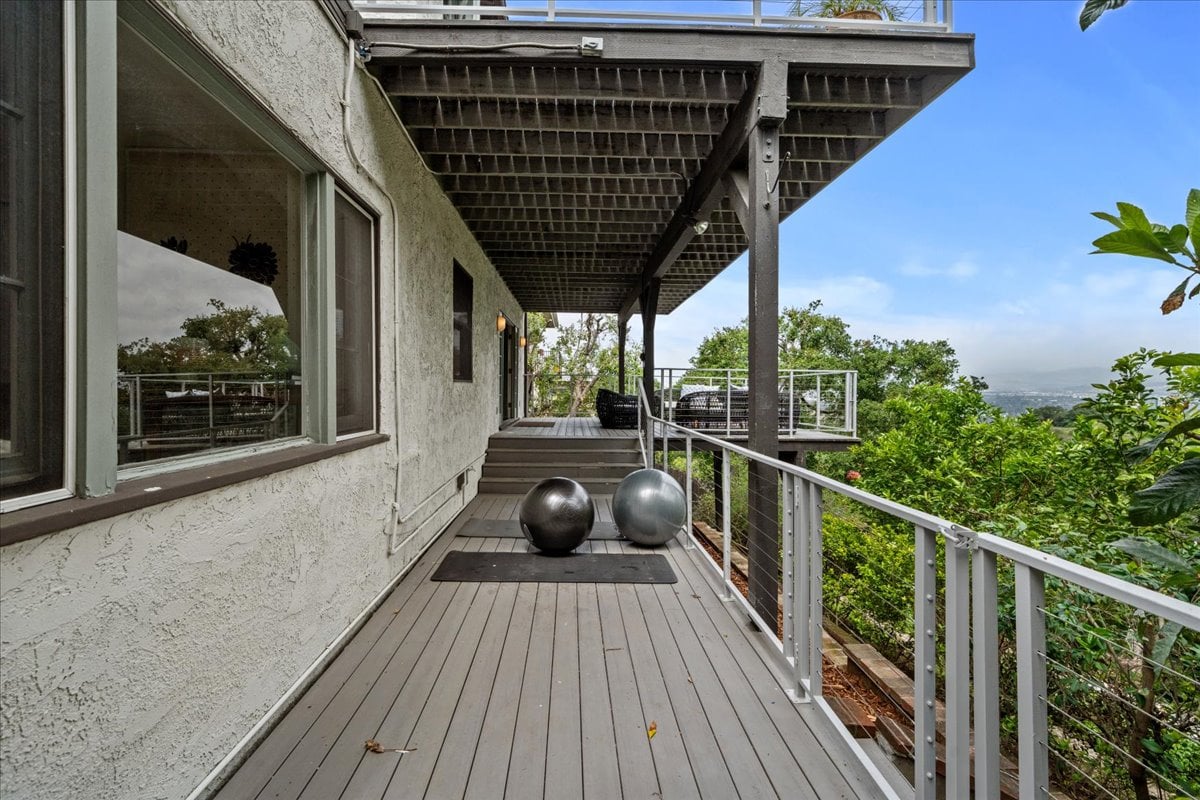 Lake Hollywood 4 + 2 Spanish Home with Views 