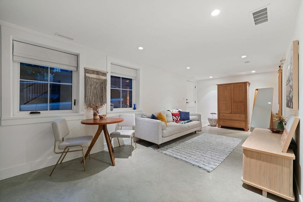 230 E 28 St