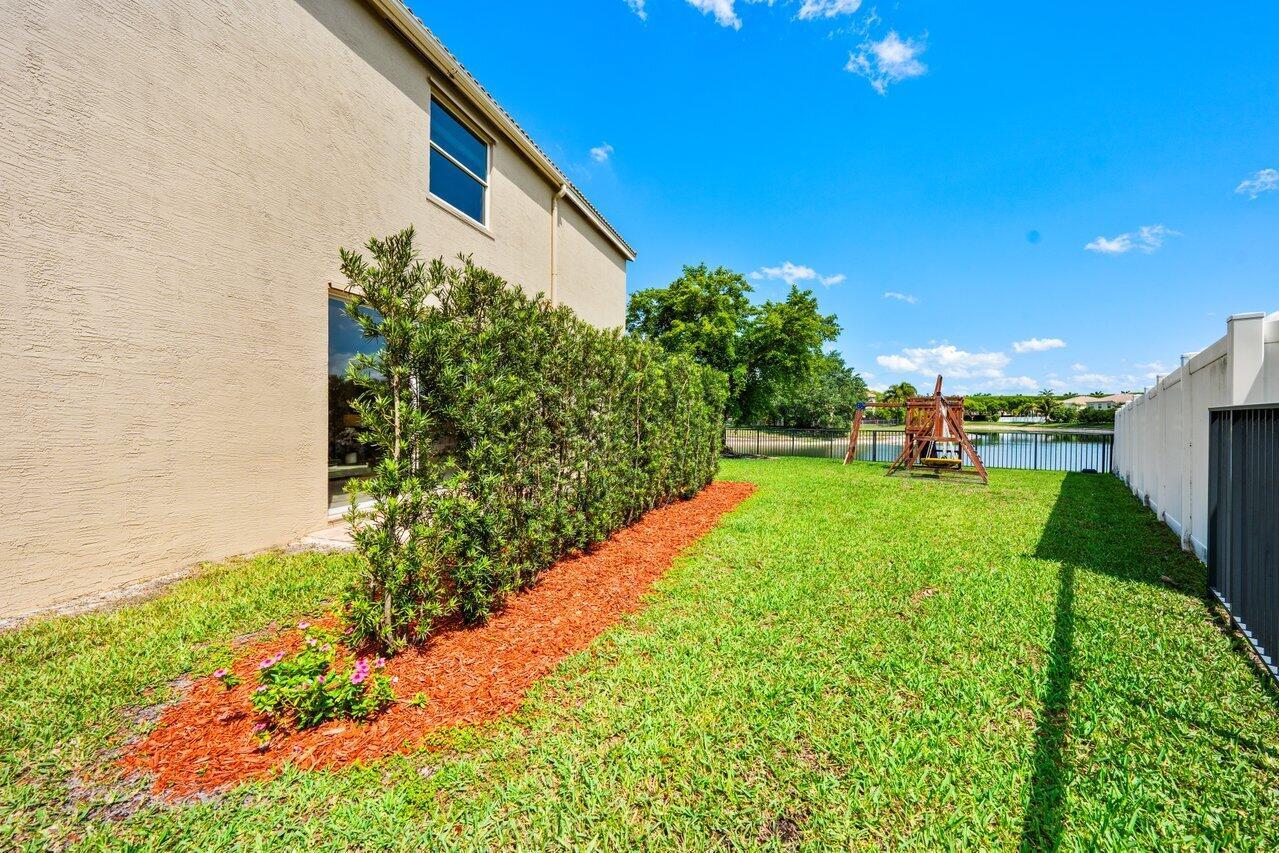 west-palm-beach-home-sold-yard