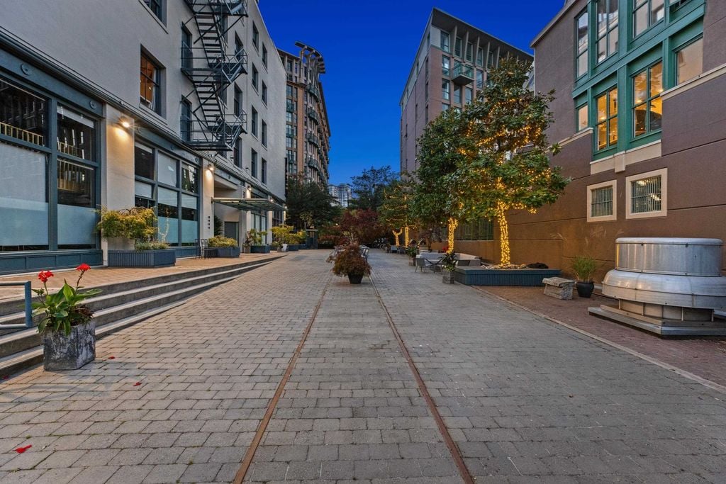 87 E Cordova St