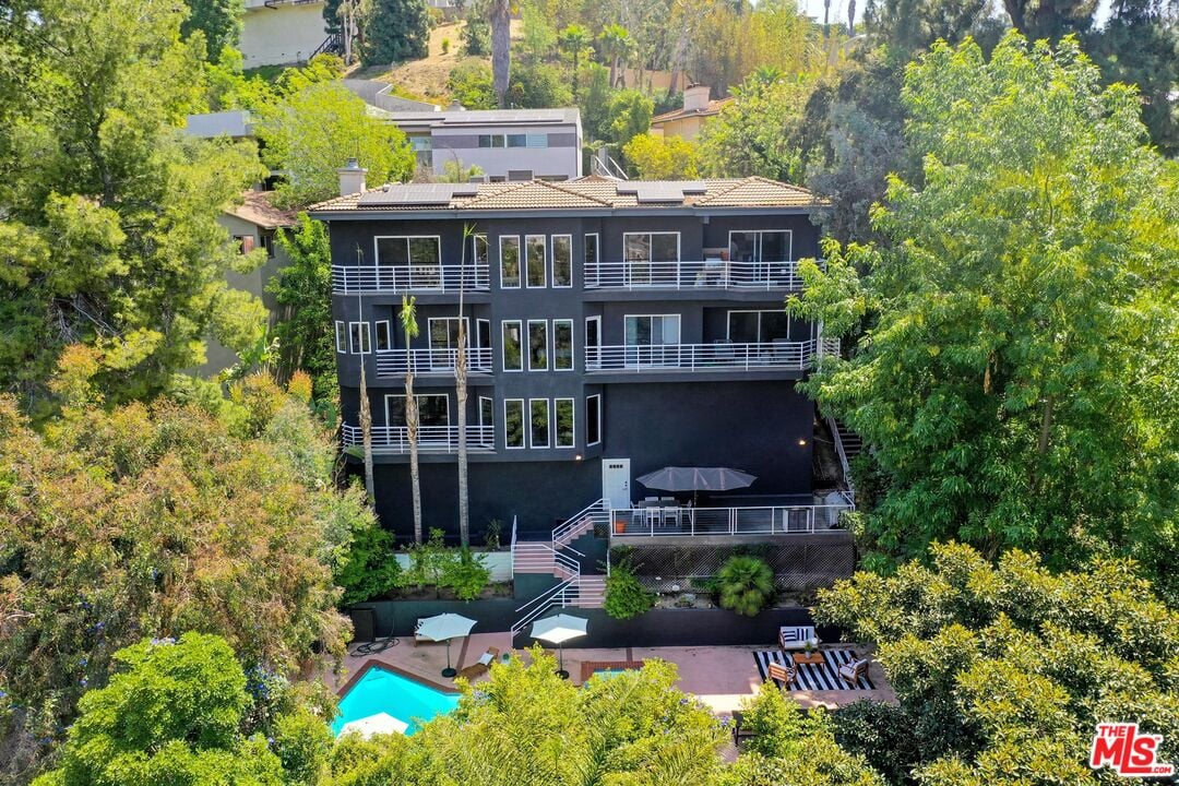 Solaris Manor, N Knoll Dr, 90068