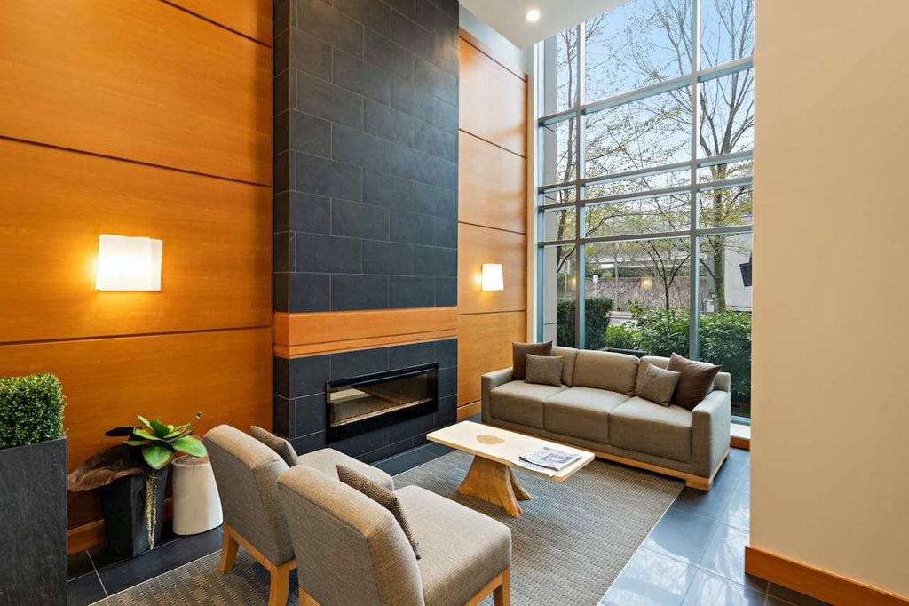 135 W 2nd St, #101
