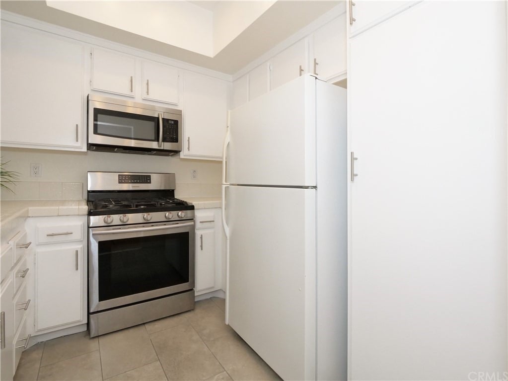 2563 Plaza Del Amo #204