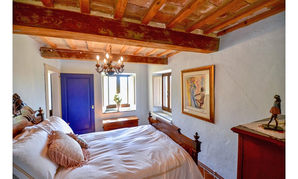 An Enviable Country Retreat With Panoramic Views in Colmurano, Le Marche
