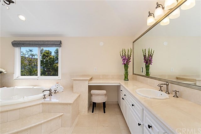 6652 Carriage Circle, Huntington Beach 