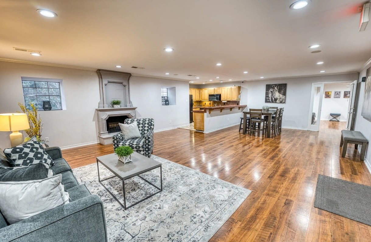 Beautiful north Central 1/1; be close to everything!