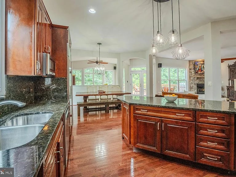 106 Calvary Ct SE
