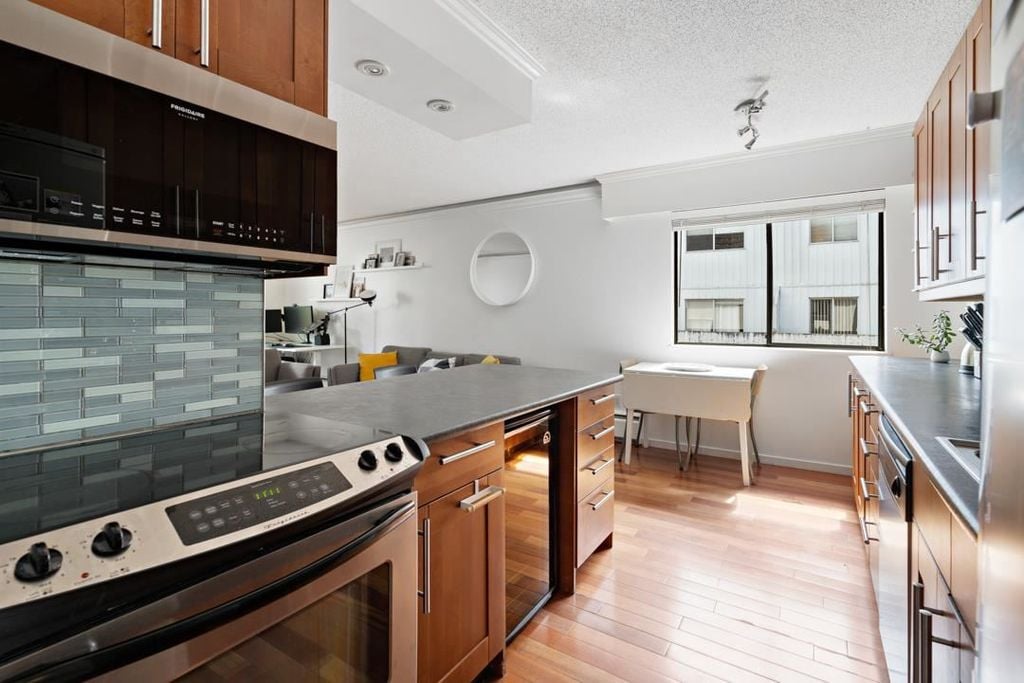 270 W 1st St, #202