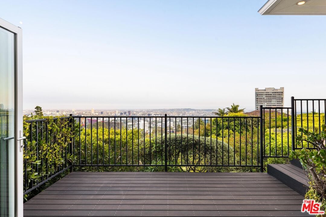 Sierra Mar Dr, 90069