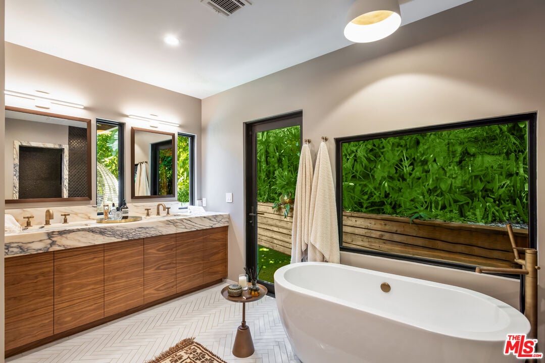 Halo Crest, Queens Rd, 90069