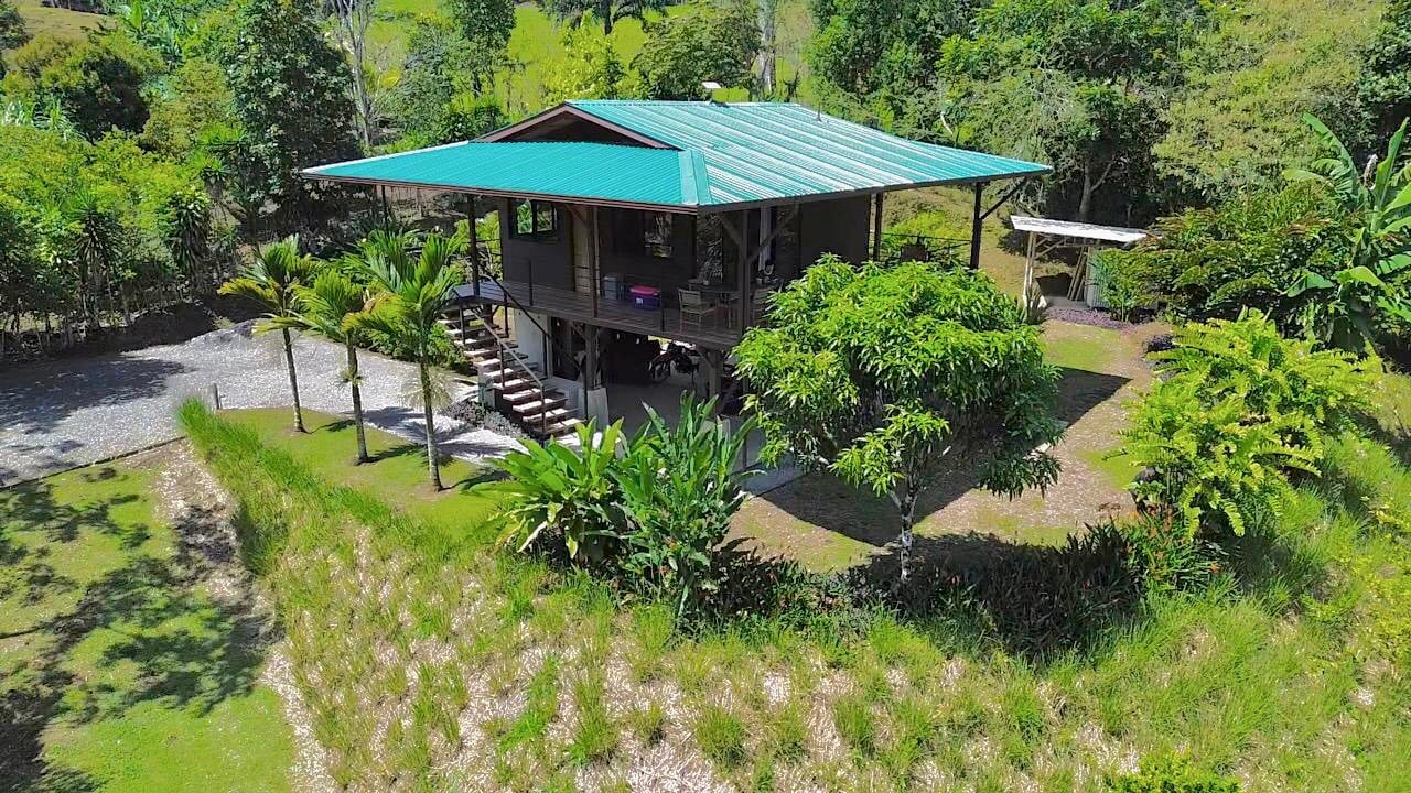 Mountain Oasis with House and Guest Cabin in Las Brisas, San Vito 