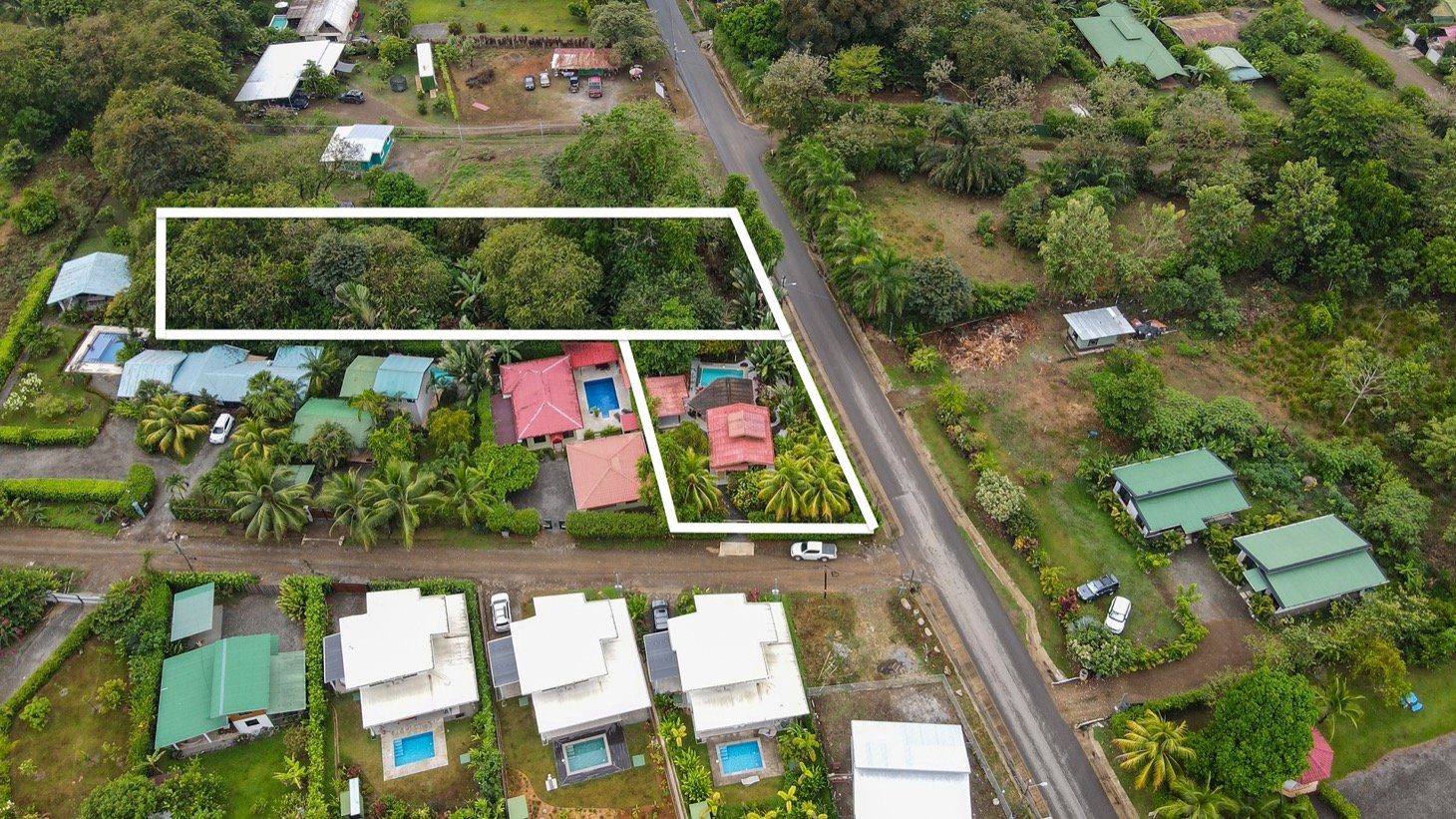 Cozy Colonial Home with Lush Gardens and Prime Commercial Prospects