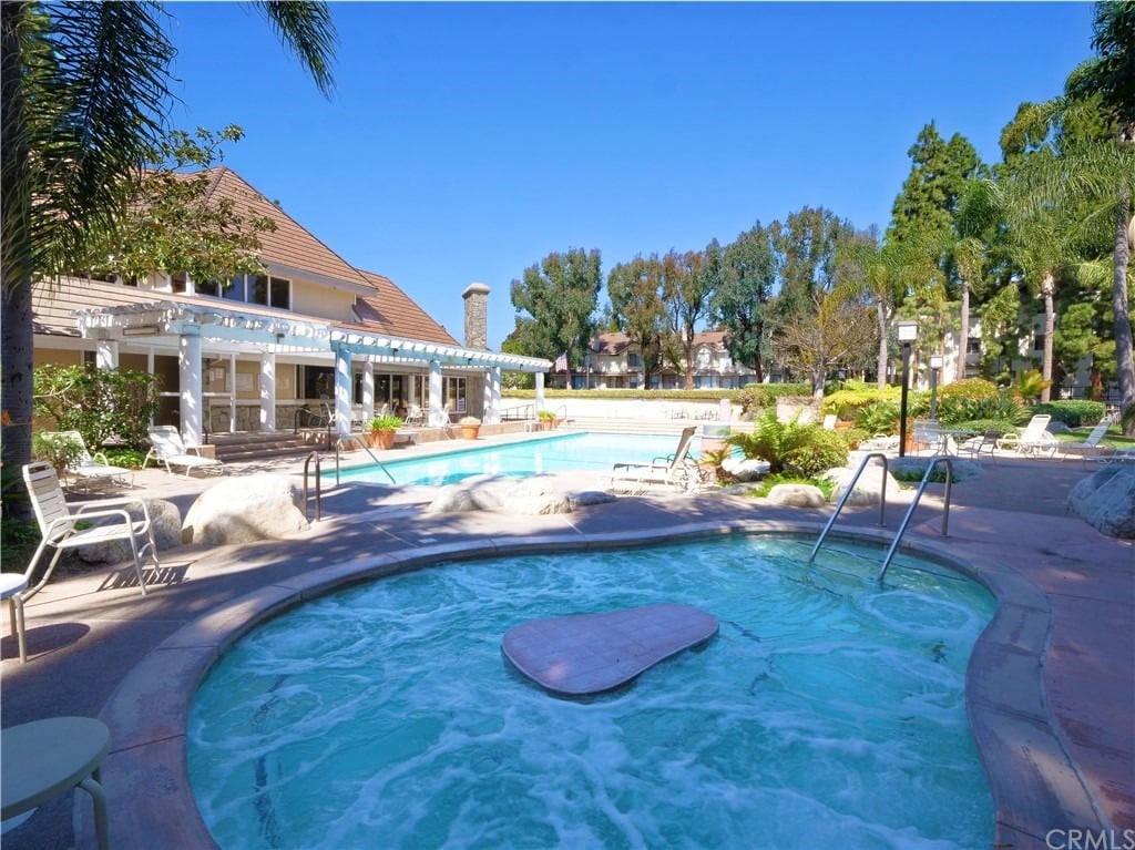 2563 Plaza Del Amo #204