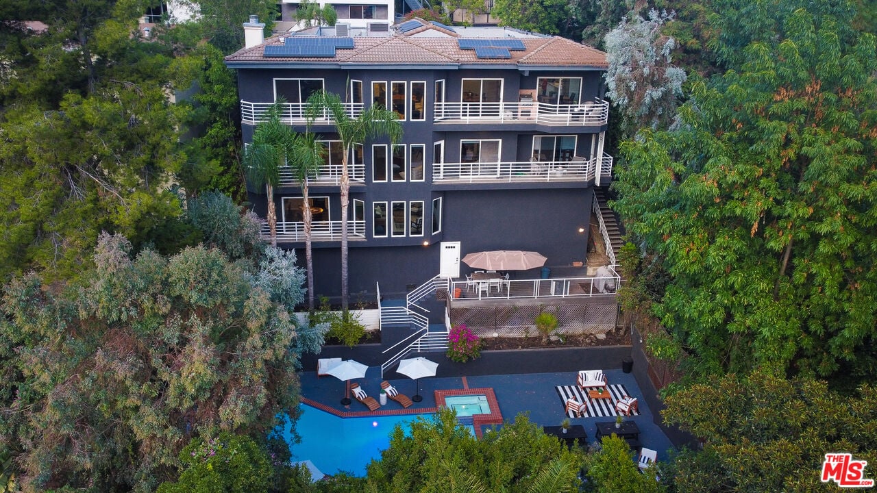 Solaris Manor, N Knoll Dr, 90068