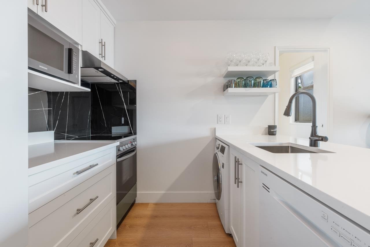 302-2458 York Ave