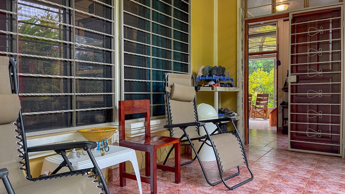 Cozy Colonial Home with Lush Gardens and Prime Commercial Prospects