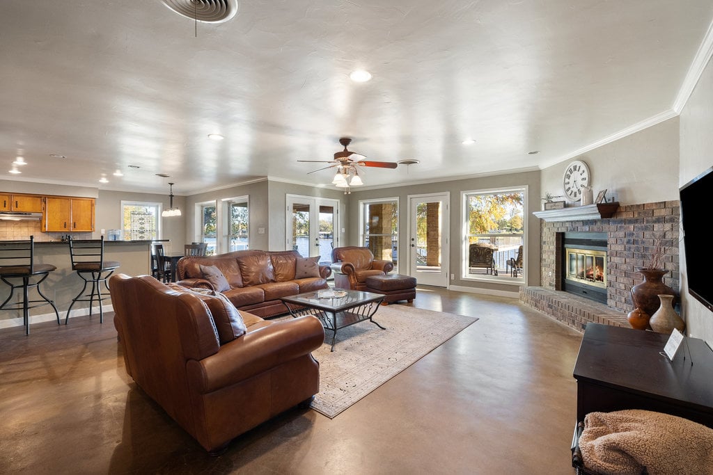 Stunning Waterfront Retreat in the Heart of Kingsland