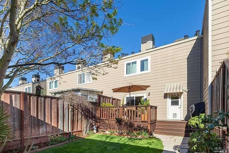 22 Creekside Ct