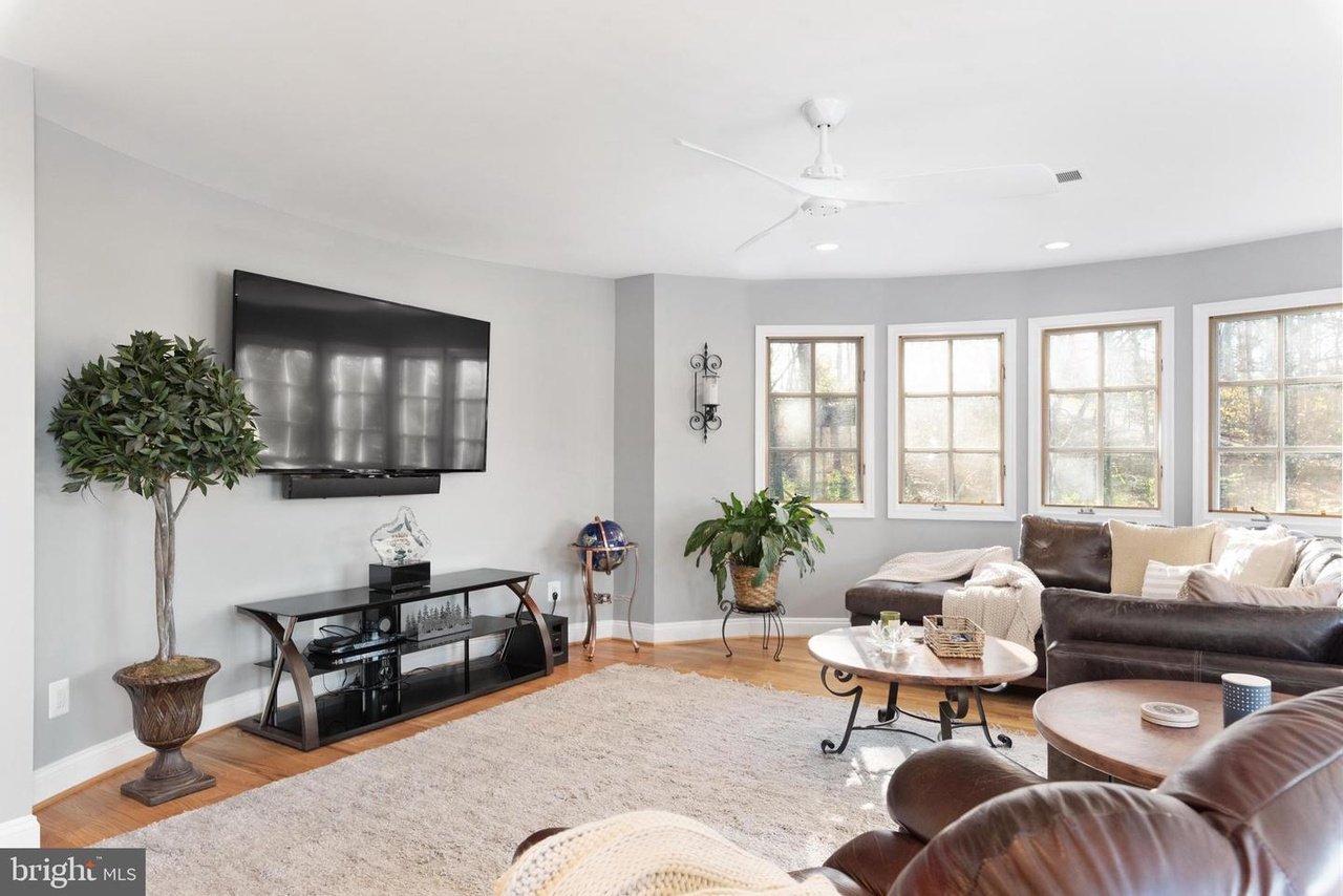 302 Holly Rd