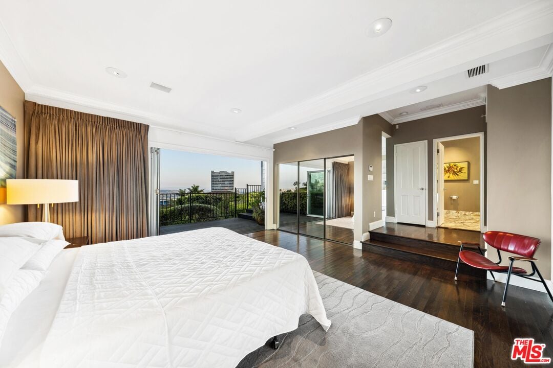 Sierra Mar Dr, 90069