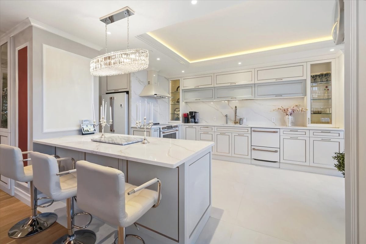 100 Carlyle Drive VG6