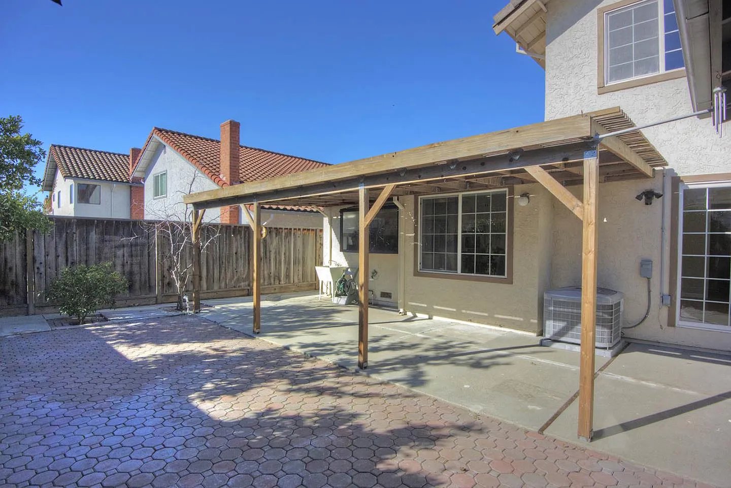 868 Las Lomas Dr