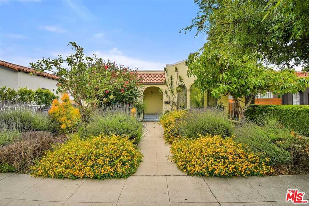 2817 S BRONSON AVE