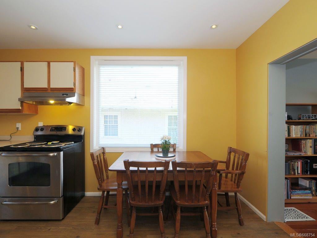 1990 Haultain St, Saanich