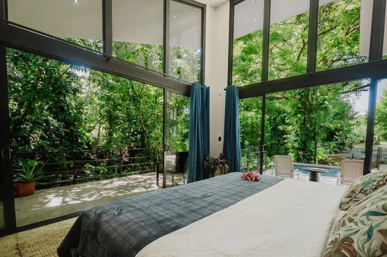 Gorgeous New Rainforest Villa with Pool and Creek, 20 minutes from Quepos