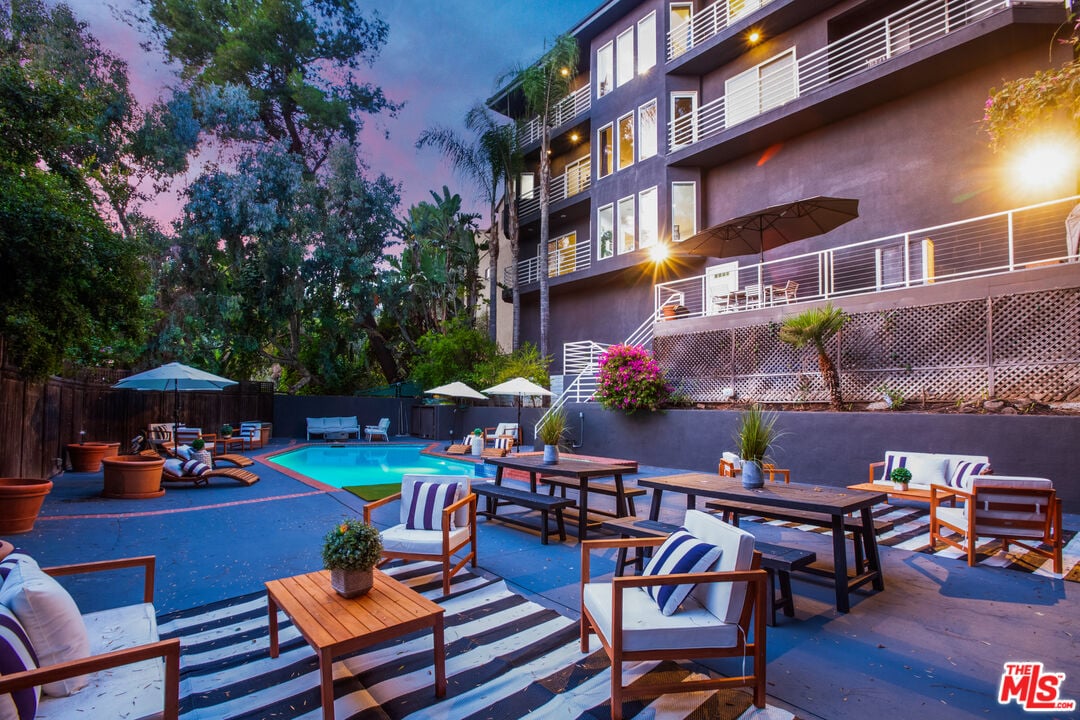 Solaris Manor, N Knoll Dr, 90068