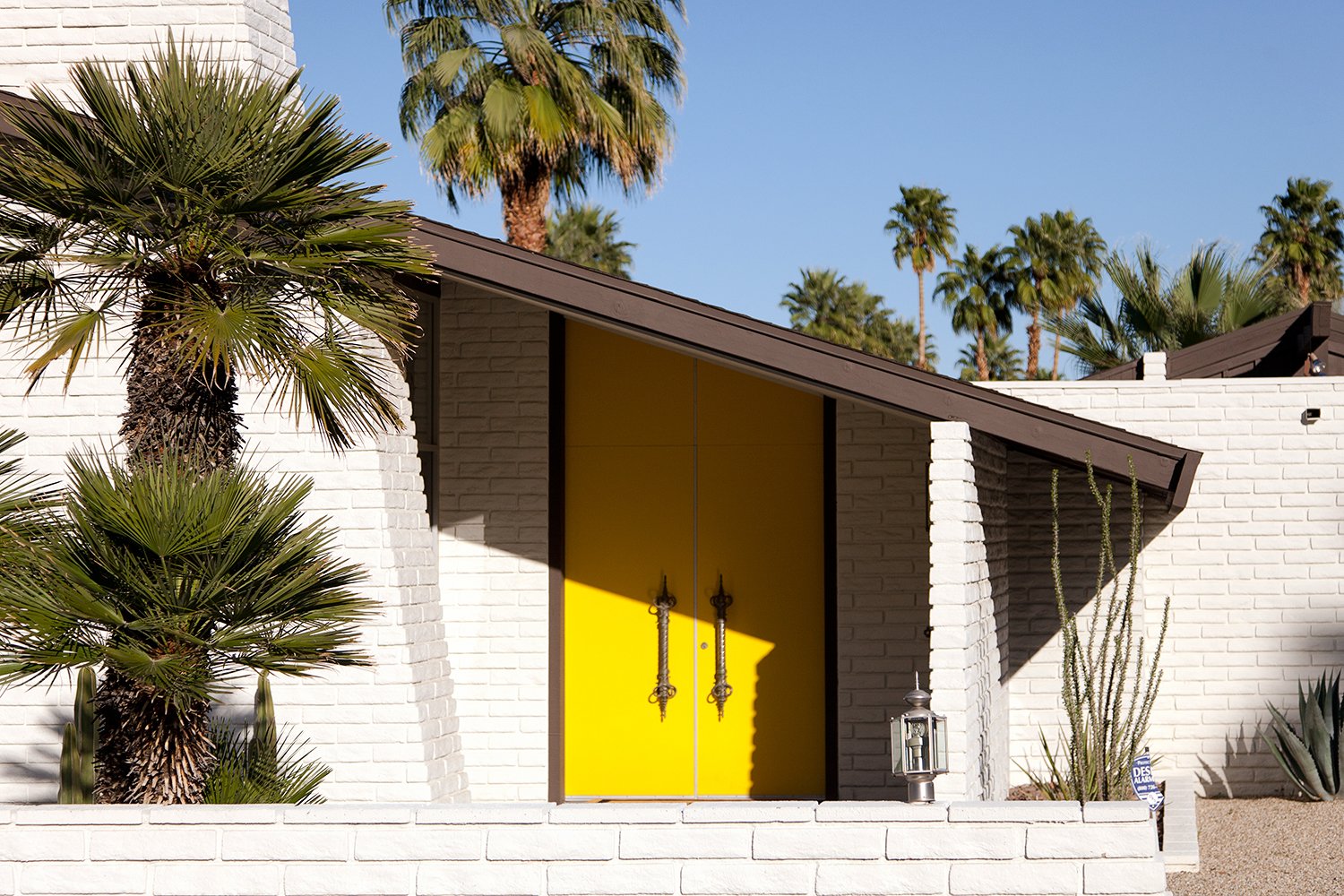 Mid-century modern home in Palm Springs with desert landscaping