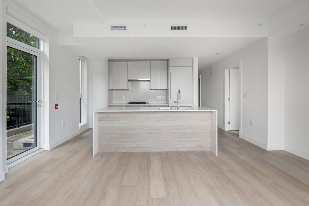 7638 Cambie St, #106