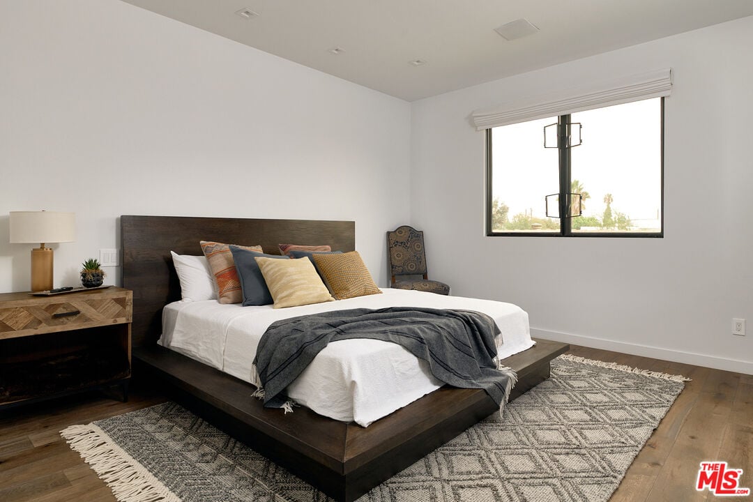 N Bowling Green Way, 90049