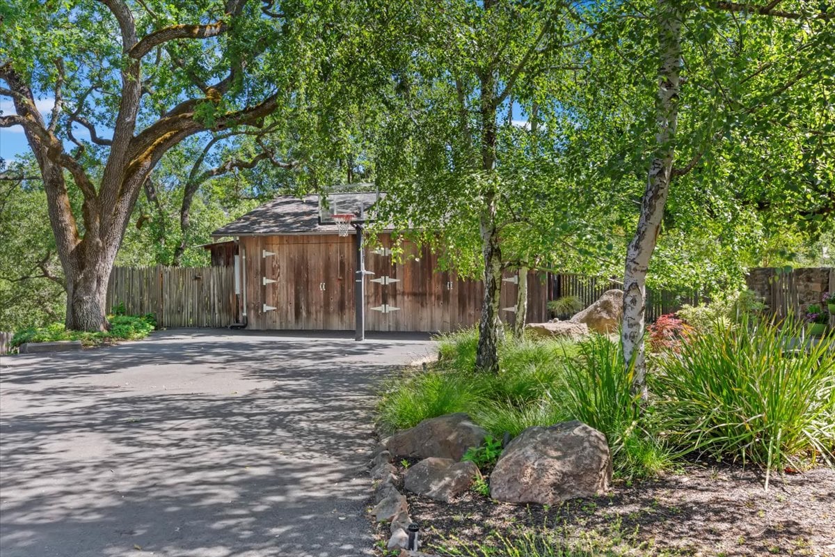 15 Cascade Ln