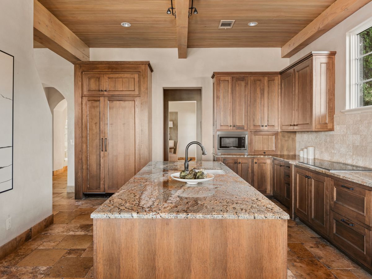 Lakeshore Horizon: Waterfront Villa with Lake & City Views