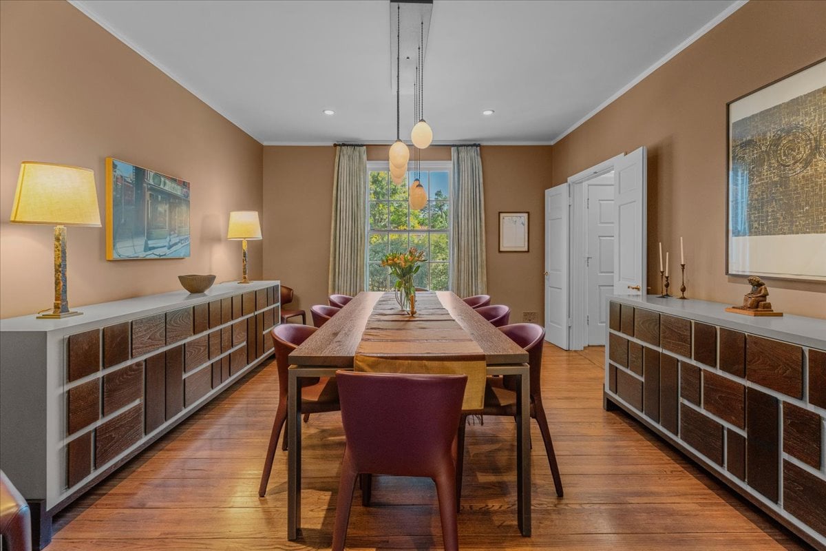 Toluca Lake 5  + 4 Traditional witih Pool & Guest House