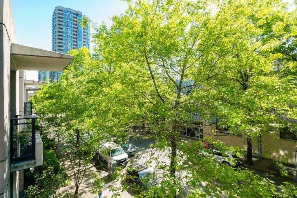 977 Mainland Street, #306