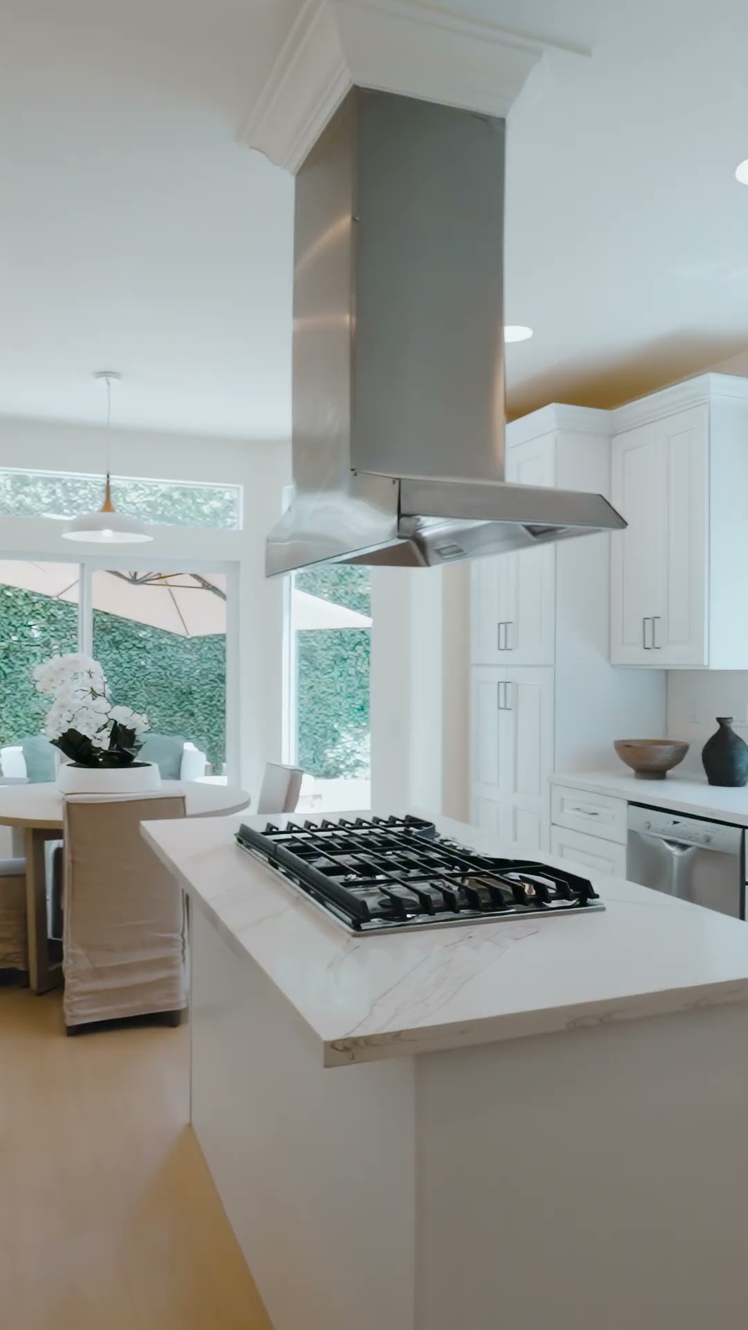 22248 Cairnloch St. Calabasas