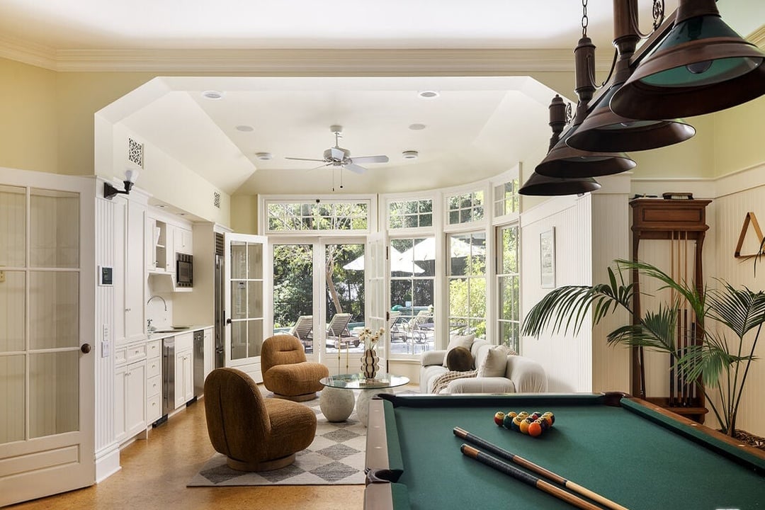 Mandeville Canyon Rd, 90049