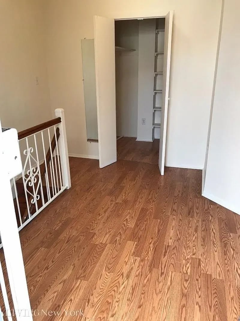 239 E 28th St #5D