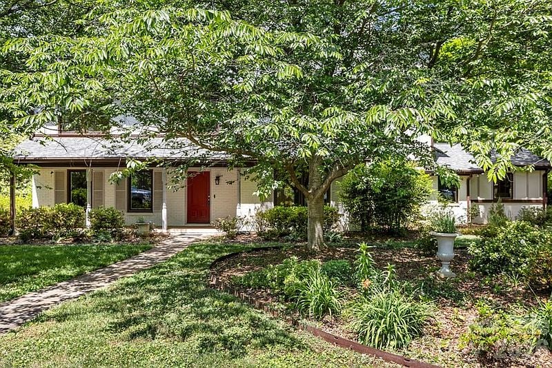 5335 Lansing Dr