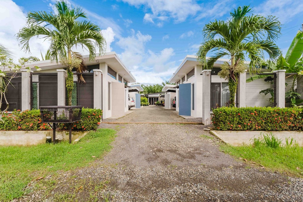4 Boutique Rental Villas Plus Main House with Private Pool