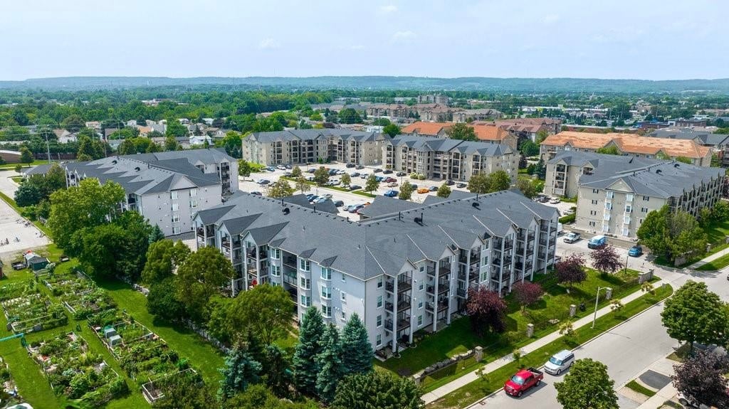 207-1421 Walker's Line, Burlington