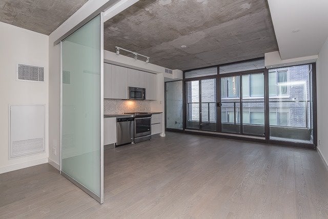 111 Bathurst St 423