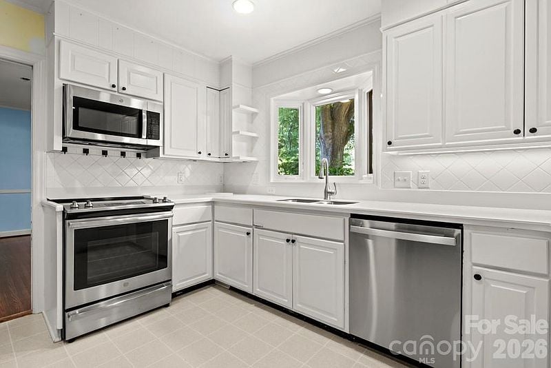 5335 Lansing Dr