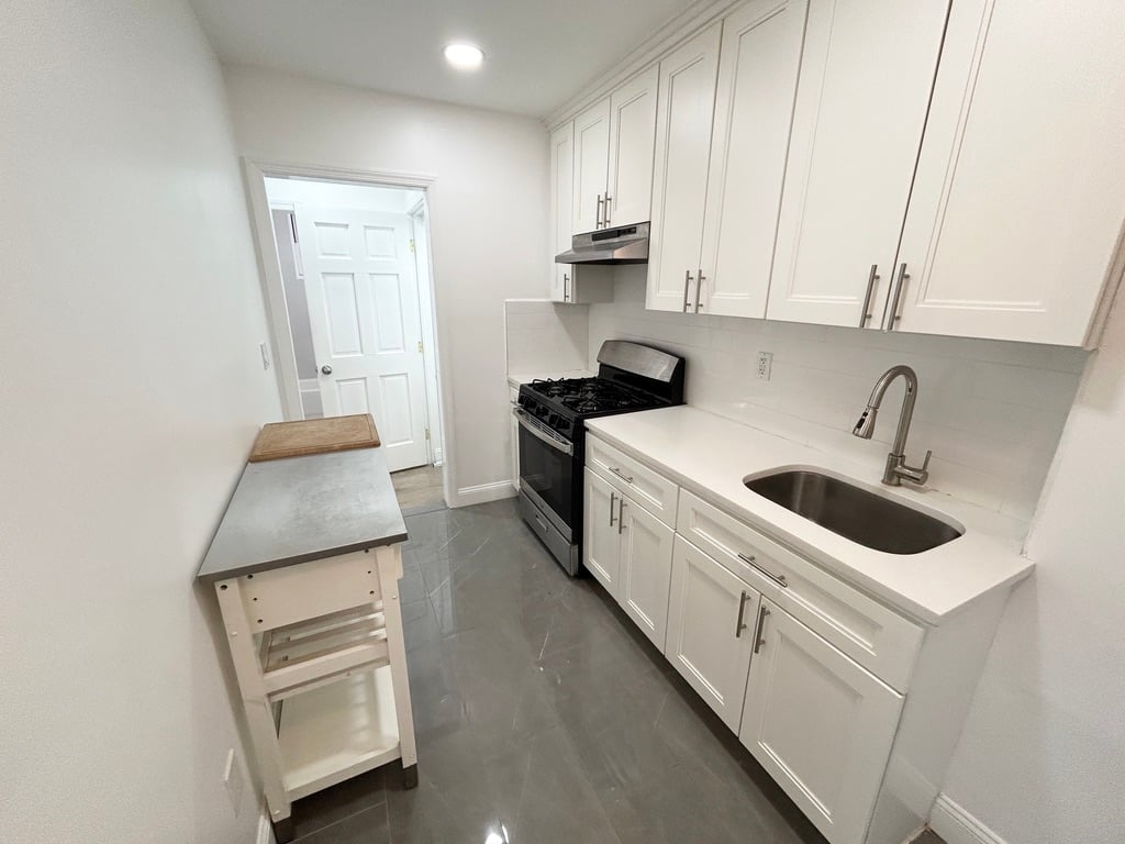 Unicorn Three Bedroom Apartment!