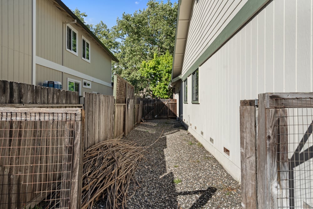 8 Starling Dr