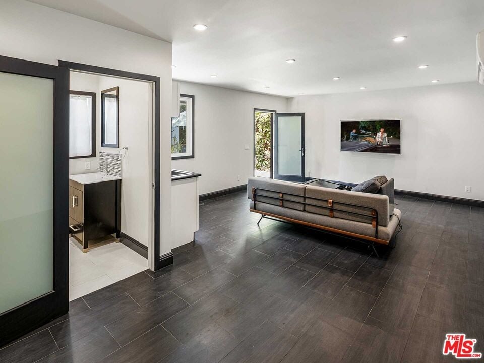 844 N La Jolla Ave