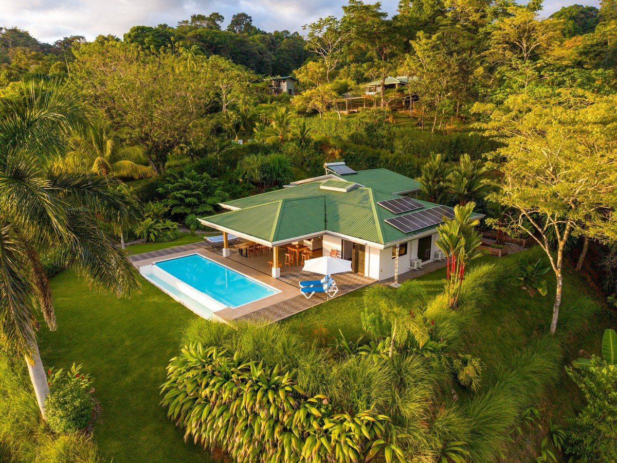  3 Bedroom Stunning Luxury Home Featuring Sweeping Valley & Ocean Views, 5.67 ACRES 