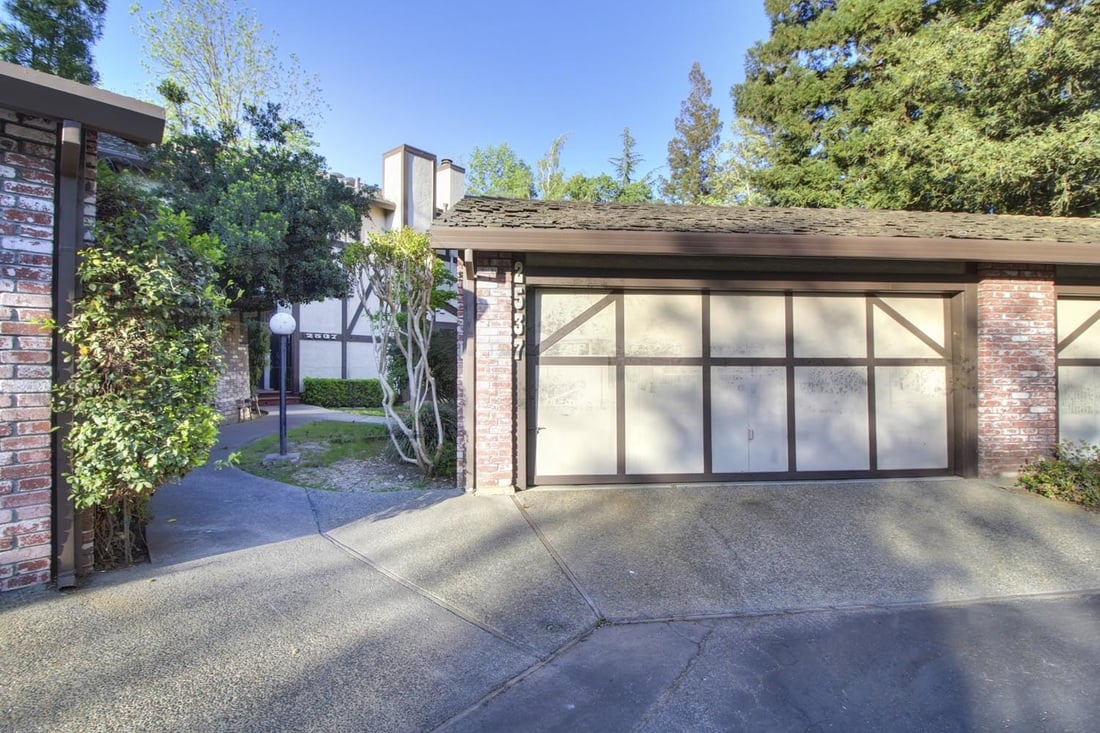 Gorgeous Condo in Popular Exeter Square!